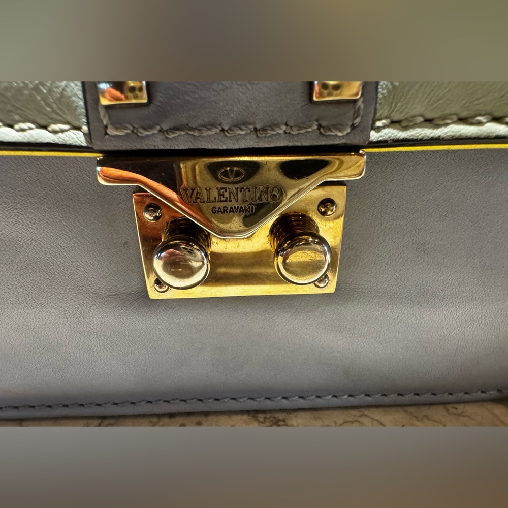 Valentino Garavani Glam Lock Shoulder Bag, GUC. COA - Picture 12 of 16